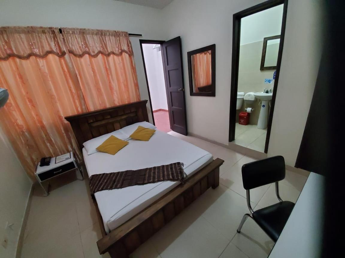 Hotel Cataluna Pereira Extérieur photo