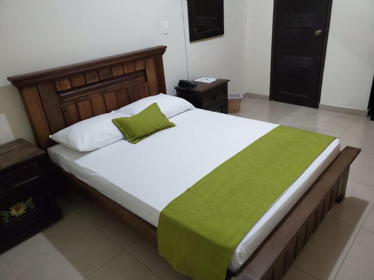 Hotel Cataluna Pereira Extérieur photo