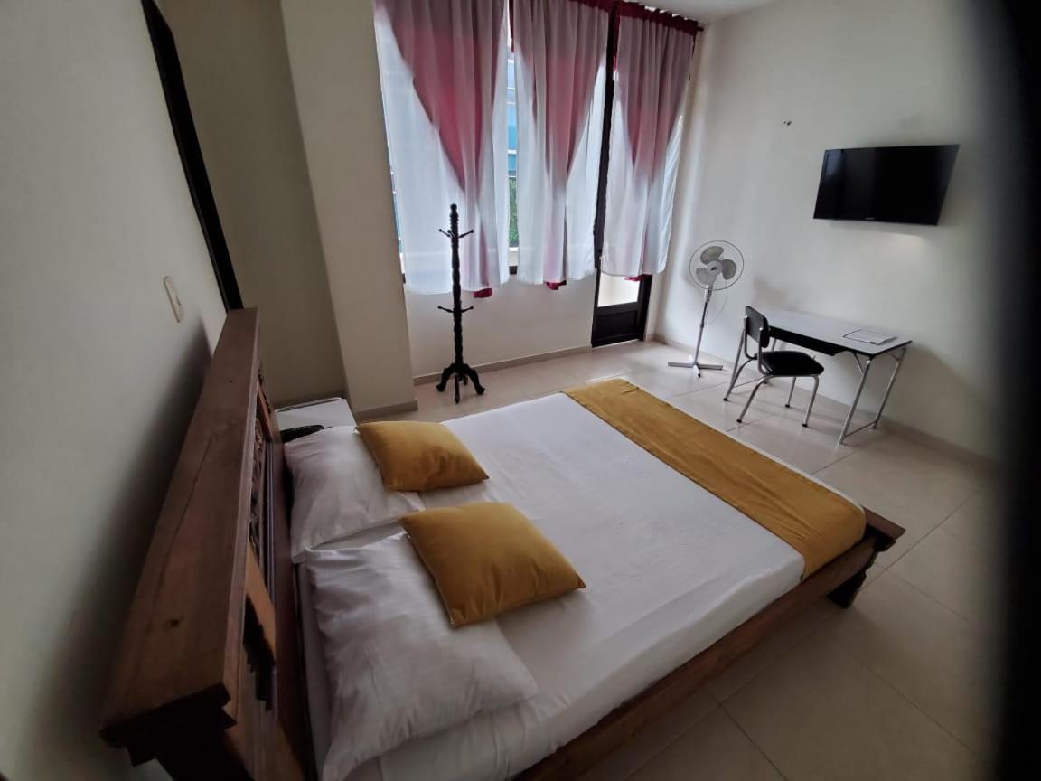 Hotel Cataluna Pereira Extérieur photo